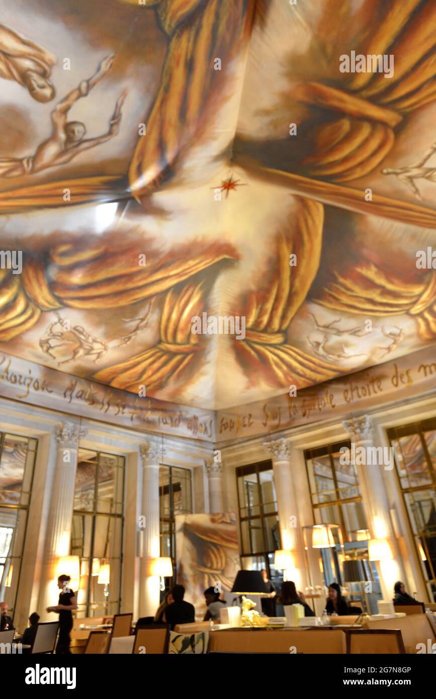 FRANCE. PARIS 75001. THE HOTEL MEURICE (5*). THE RESTAURANT DALI HAS BEEN DESIGNED BY PHILIPPE STARCK AND HIS DAUGHTER ARA. Stock Photo