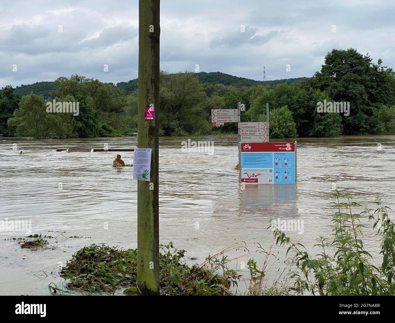 firo: 15.07.2021, country and people, weather, floods in North Rhine-Westphalia, flooding, heavy rain, Bochum, the Ruhr near Stiepel has overflowed its banks, cycle paths and walking paths are flooded, Stock Photo