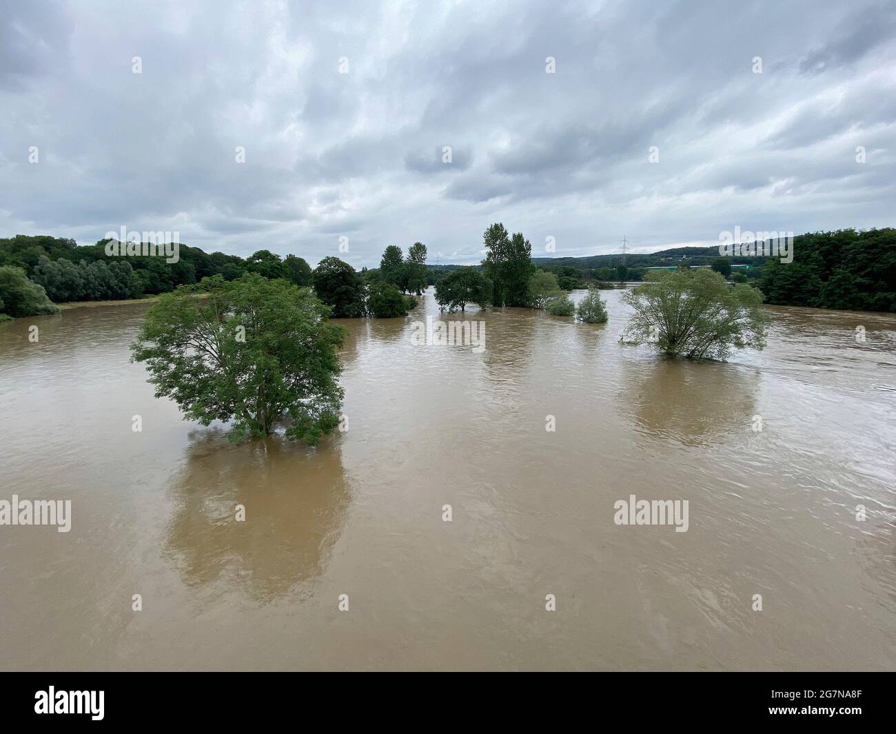 firo: 15.07.2021, country and people, weather, floods in North Rhine-Westphalia, flooding, heavy rain, Bochum, the Ruhr near Stiepel has overflowed its banks, cycle paths and walking paths are flooded, Stock Photo