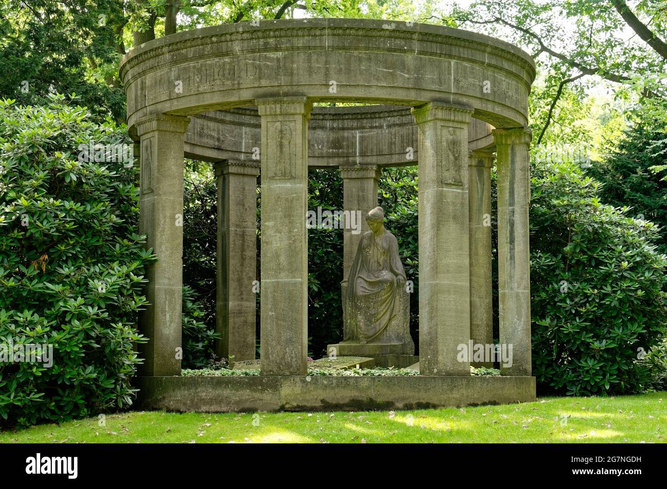 Frauenskulptur in einer Rotunde, Grabstein, Bildhauerei, Stadtfriedhof Stöcken in Hannover, Deutschland / Germany Stock Photo