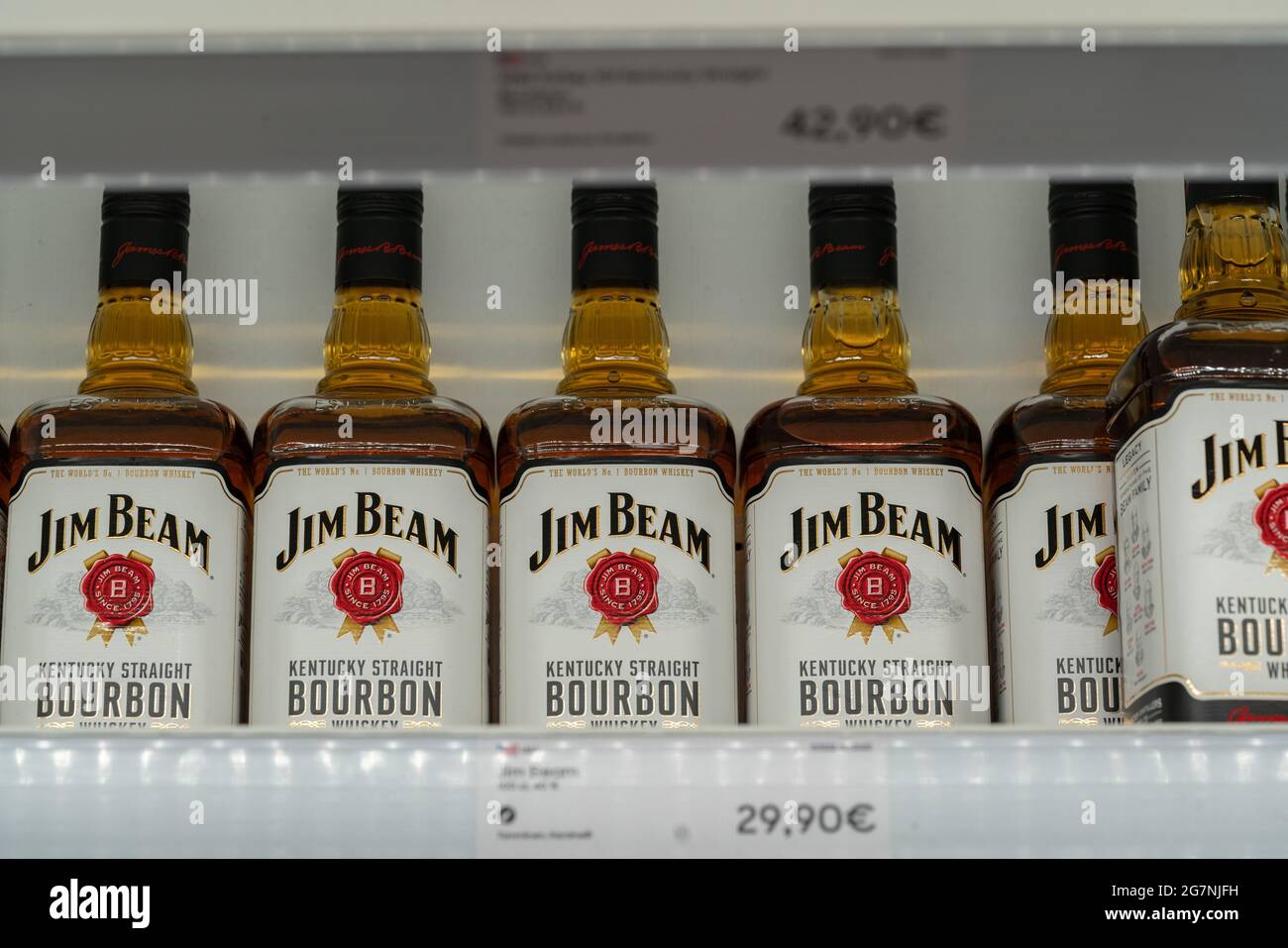 Bottles jim beam bourbon whiskey hi-res stock photography and images - Alamy