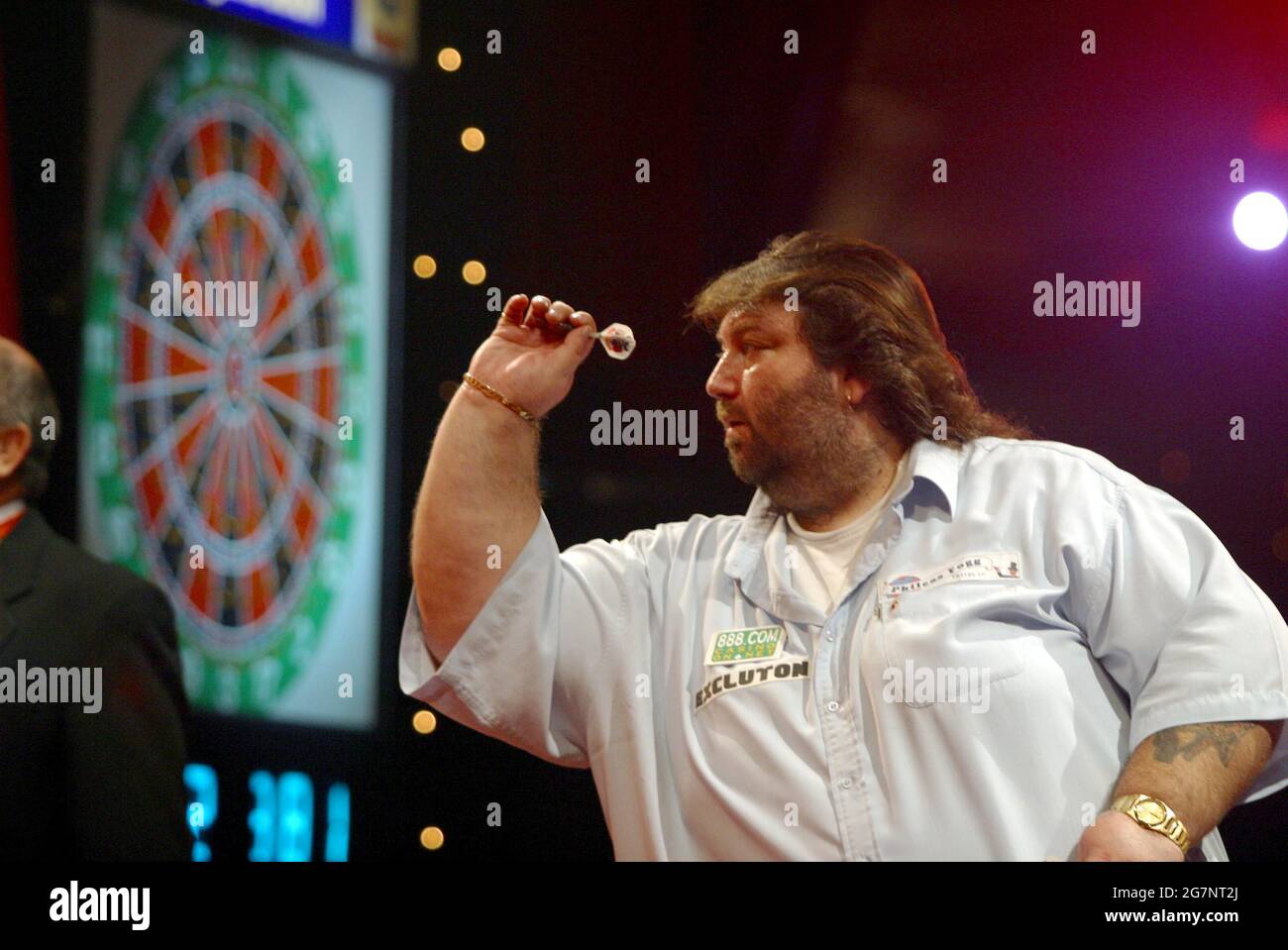 11 January, 2004: Kent publican ANDY FORDHAM prepares to throw a dart  during the World Professional Darts Championships Final, Fordham beat King  6 - 3, Lakeside, Frimley Green, Surrey, Photo: Neil Tingle/Action
