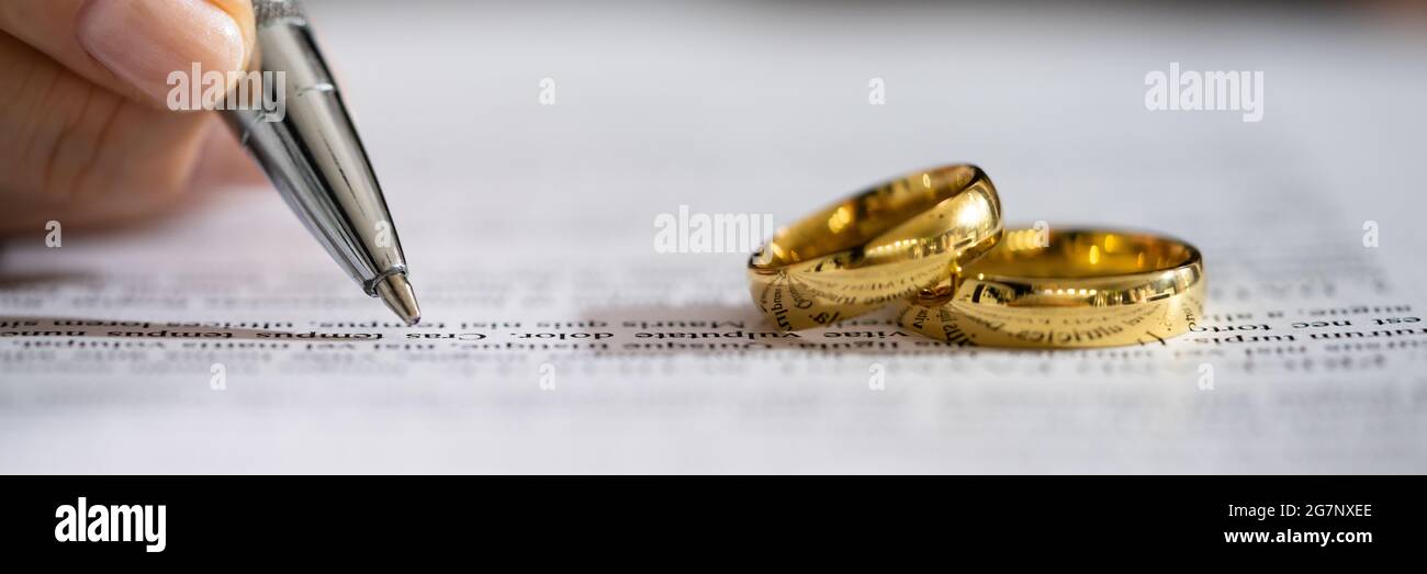 Divorce Settlement With Rings. Parties Agree In Court Stock Photo