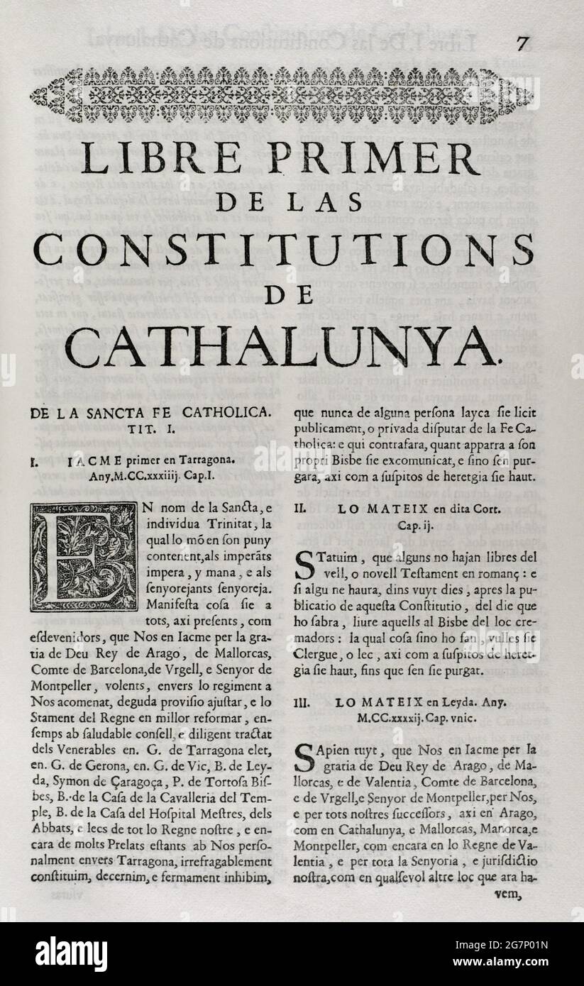 Constitutions y Altres Drets de Cathalunya, compilats en virtut del Capítol de Cort LXXXII, de las Corts per la S.C.Y.R. Majestat del rey Don Philip IV, nostre senyor celebradas en la ciutat de Barcelona any MDCII. (Constitutions and Other Rights of Catalonia, compiled by virtue of the Court Chapter LXXXII, of the Courts chaired by Philip V and which were held in the city of Barcelona. 1702). First Volume. Printed in the House of Joan Pau Martí and Joseph Llopis Estampers, 1704. First Book. From the Constitutions of Catalonia. On Saint Catholic Faith. King James I (1208-1276) presiding Tarrago Stock Photo
