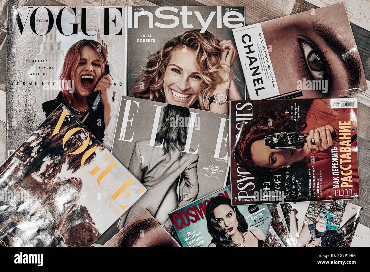 Stack of vogue magazines hi-res stock photography and images - Alamy