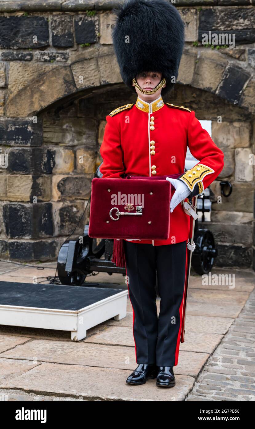 Ceremonial uniform british army hi-res stock photography and images - Alamy