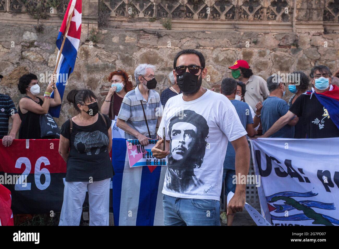 Barcelona, Spain. 15th July, 2021. A protester wearing a shirt with the face of Ernesto Che Guevara takes part during the demonstration.About a hundred people have demonstrated against the United States blockade against Cuba in front of the US consulate in Barcelona. Credit: SOPA Images Limited/Alamy Live News Stock Photo