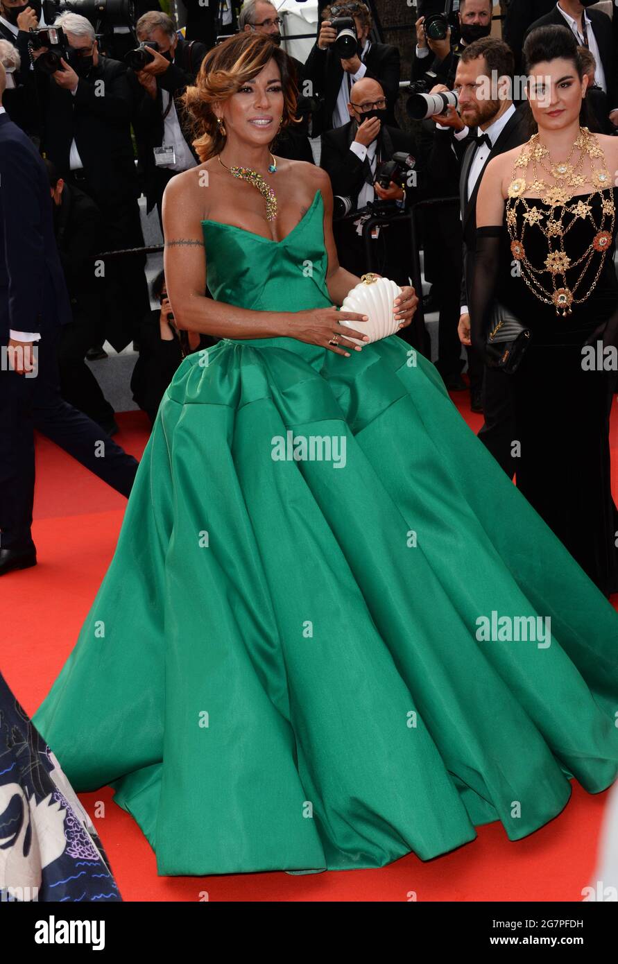 Internetdan qizlarning yalangoch fotosuratlari