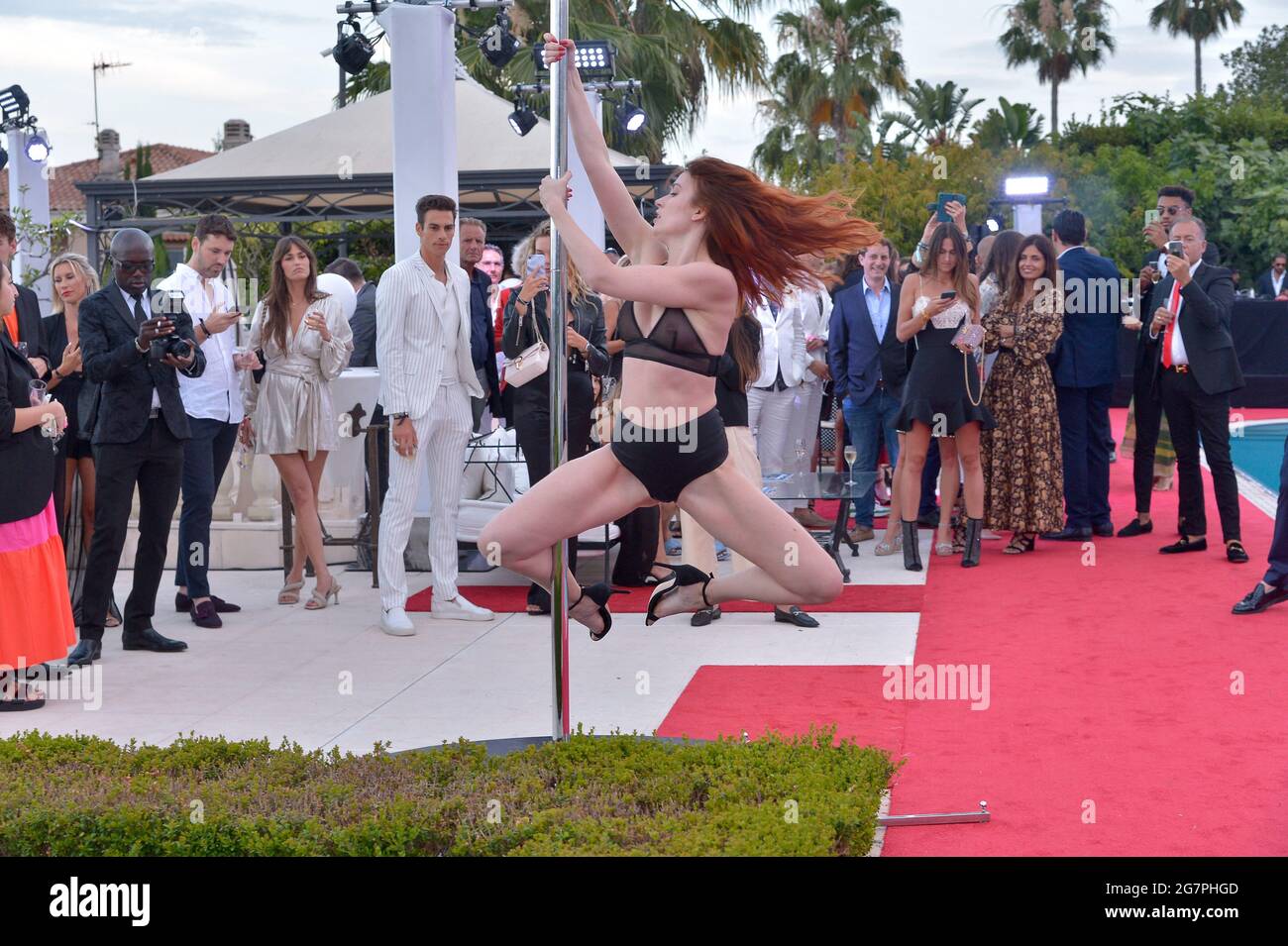 underholdning vedvarende ressource Skæbne Cannes, France. 15th July, 2021. A stripper at the Livy x Forbes party  ahead of the 74th Cannes Film Festival in Cannes, France on July 15 2021.  Photo by Julien Reynaud/APS-Medias/ABACAPRESS.COM Credit: