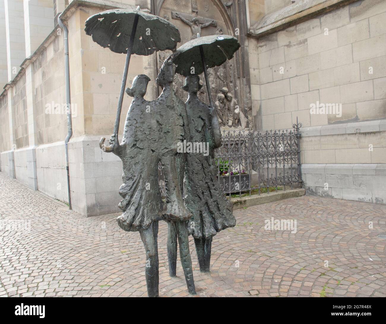 Aachen Drei Damen mit Regenschirm mit dem Titel Aachener Wetter,  Bronzeskulptur des Aachener Bildhauers Heinz Tobolla in der Großkölnstraße  Stock Photo - Alamy