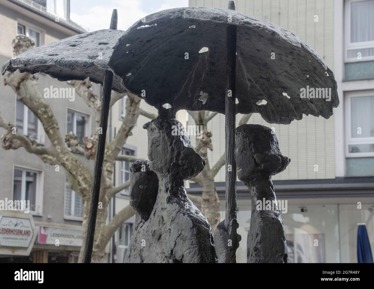 Aachen Drei Damen mit Regenschirm mit dem Titel Aachener Wetter,  Bronzeskulptur des Aachener Bildhauers Heinz Tobolla in der Großkölnstraße  Stock Photo - Alamy