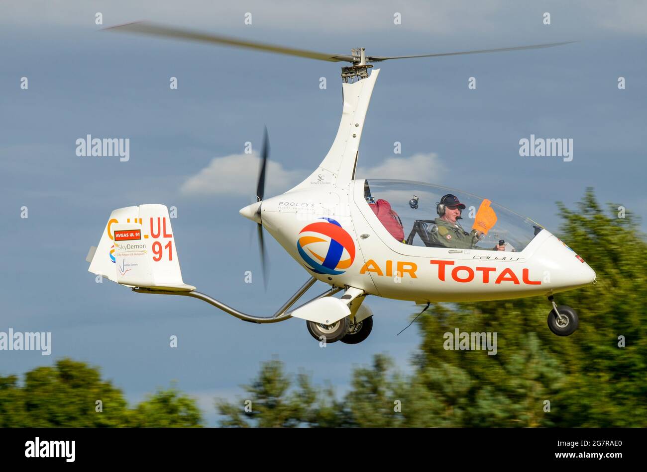 The RotorSport Calidus MT-03 German tandem two-seat autogyro modified in the UK. Flown by Peter Davies of Gyro Air Displays at an airshow Stock Photo