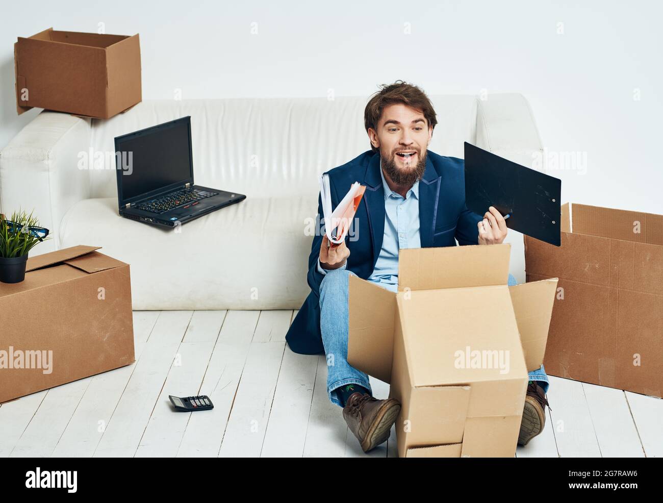 Manager boxes things packing hi-res stock photography and images - Alamy