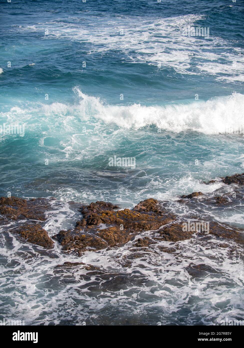 Waves tropical sea hit rocks hi-res stock photography and images - Alamy