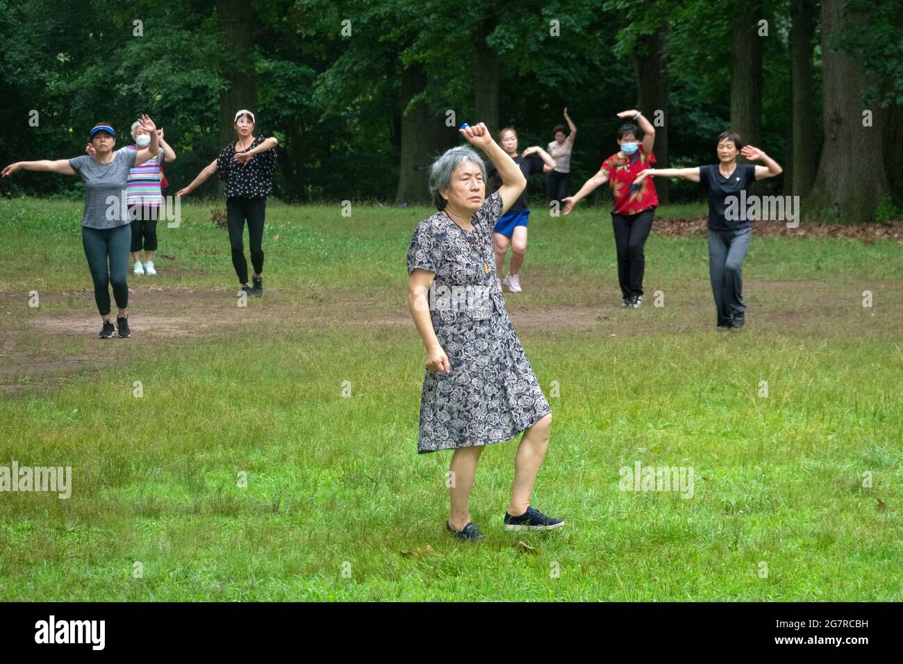 Elderly women dancing hi-res stock photography and images - Alamy