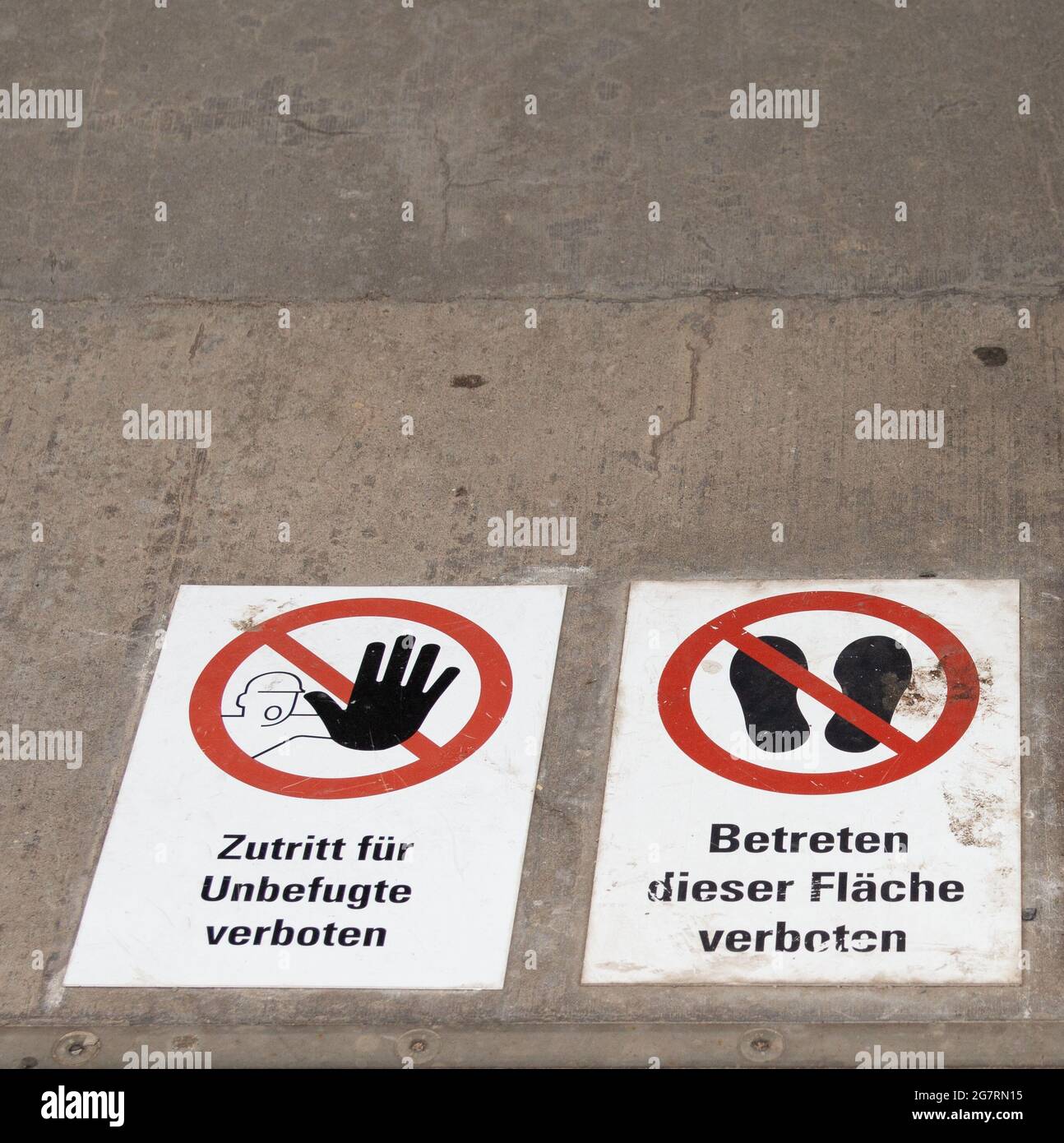 Zutritt Verboten Schilder auf dem Gehweg Stock Photo
