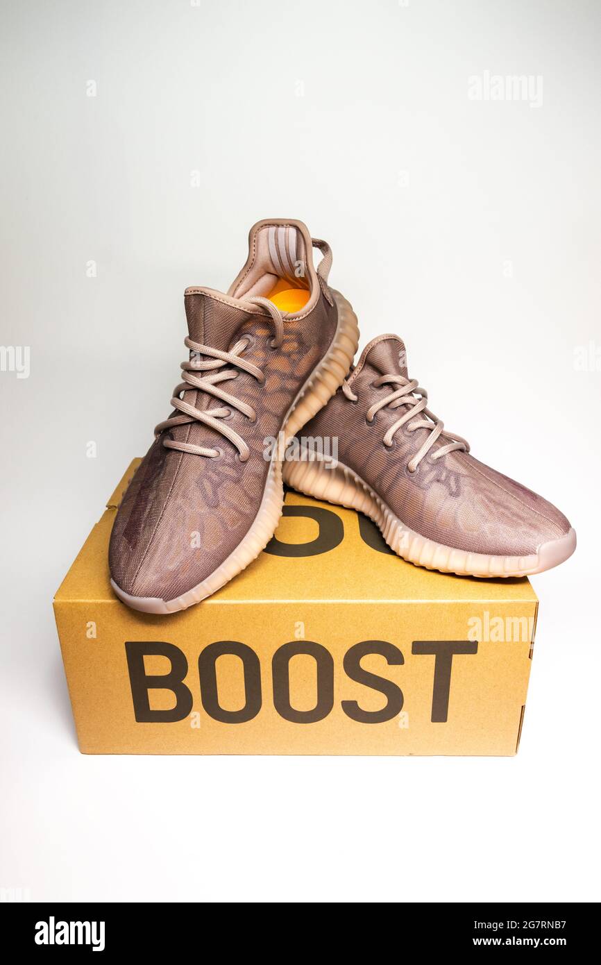 Yeezy sneakers adidas hi-res stock photography and images - Alamy