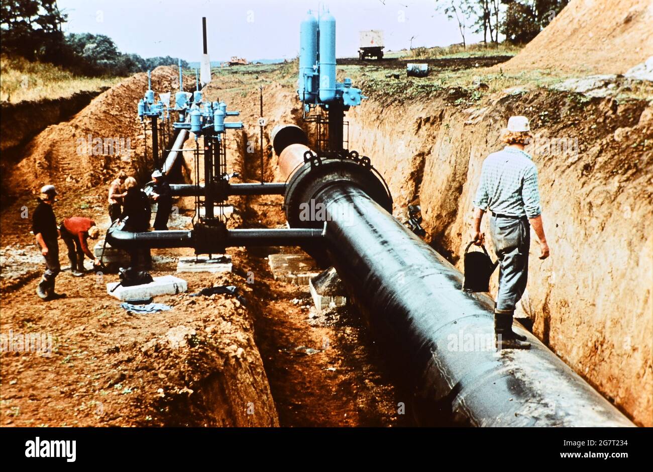 Для чего нужен газопровод. Нефтепровод Дружба 1964. Трубопровод Дружба. Сооружения на газопроводах. Строительство трубопроводов.