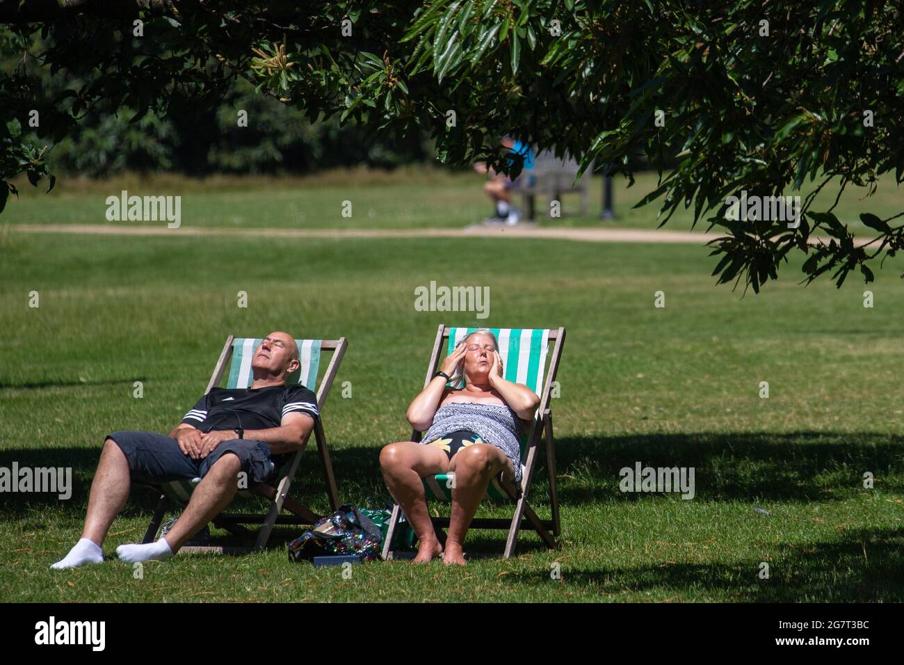 Deck chairs in hyde park hi-res stock photography and images - Alamy