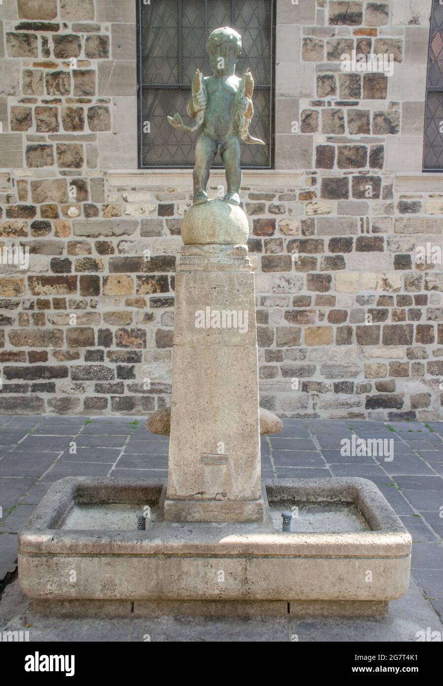 Aachen  Brunnen. Fischpüddelchen ist ein  1911 errichtetes Brunnendenkmal Hugo Lederers vor dem Baptisterium des Aachener Domes am Fischmakt Stock Photo