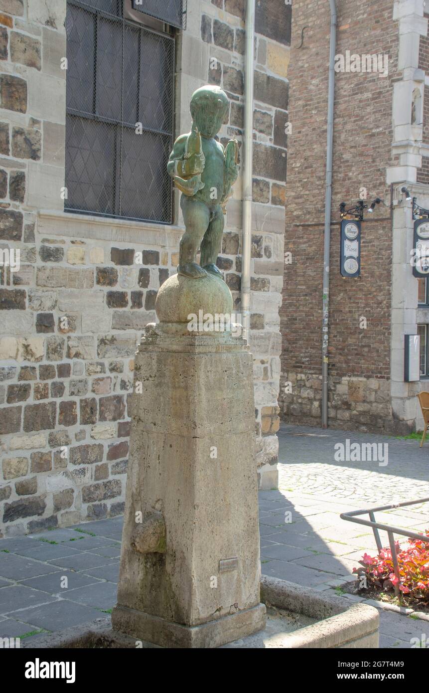 Aachen  Brunnen. Fischpüddelchen ist ein  1911 errichtetes Brunnendenkmal Hugo Lederers vor dem Baptisterium des Aachener Domes am Fischmakt Stock Photo