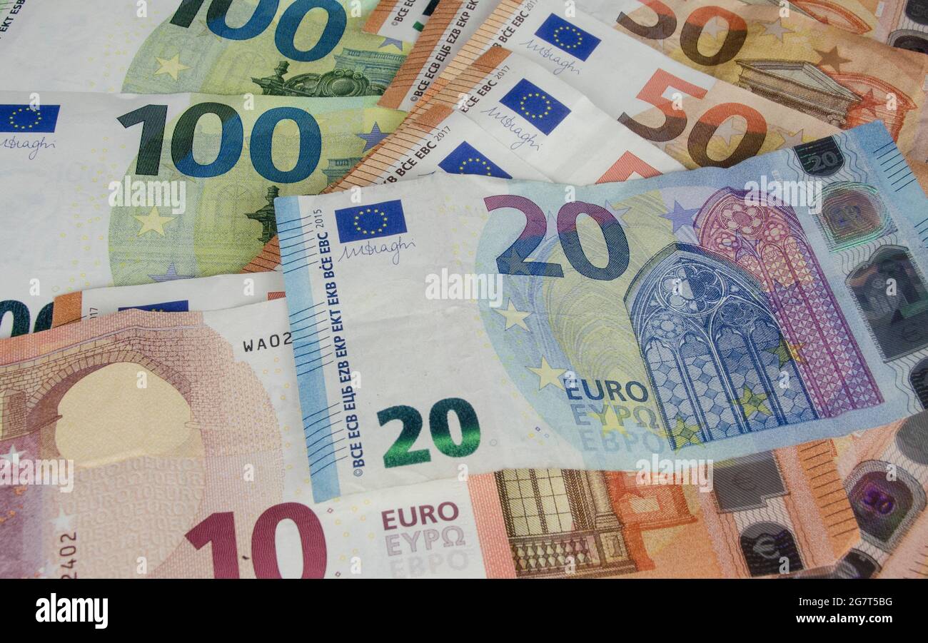 Euro-Geldscheine und Münzen Stock Photo