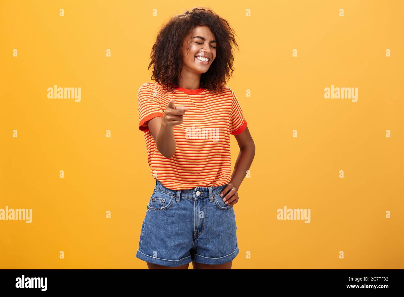 Girl pointing at funny and hilarious friend approving good joke. Amused and  entertained attractive dark-skinned female with afro hairstyle laughing  Stock Photo - Alamy