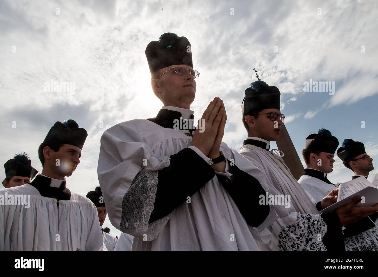 Rome, Italy. 16th Sep, 2017. September 16, 2017 : Priests pray the salm as they arrive at St. Peter's Basilica to attend at the Mass in the ancient rite in occasion of the tenth anniversary of the motu proprio of Papa Benedetto XVI 'Summorum Pontificum' at the Vatican. Credit: Independent Photo Agency/Alamy Live News Stock Photo