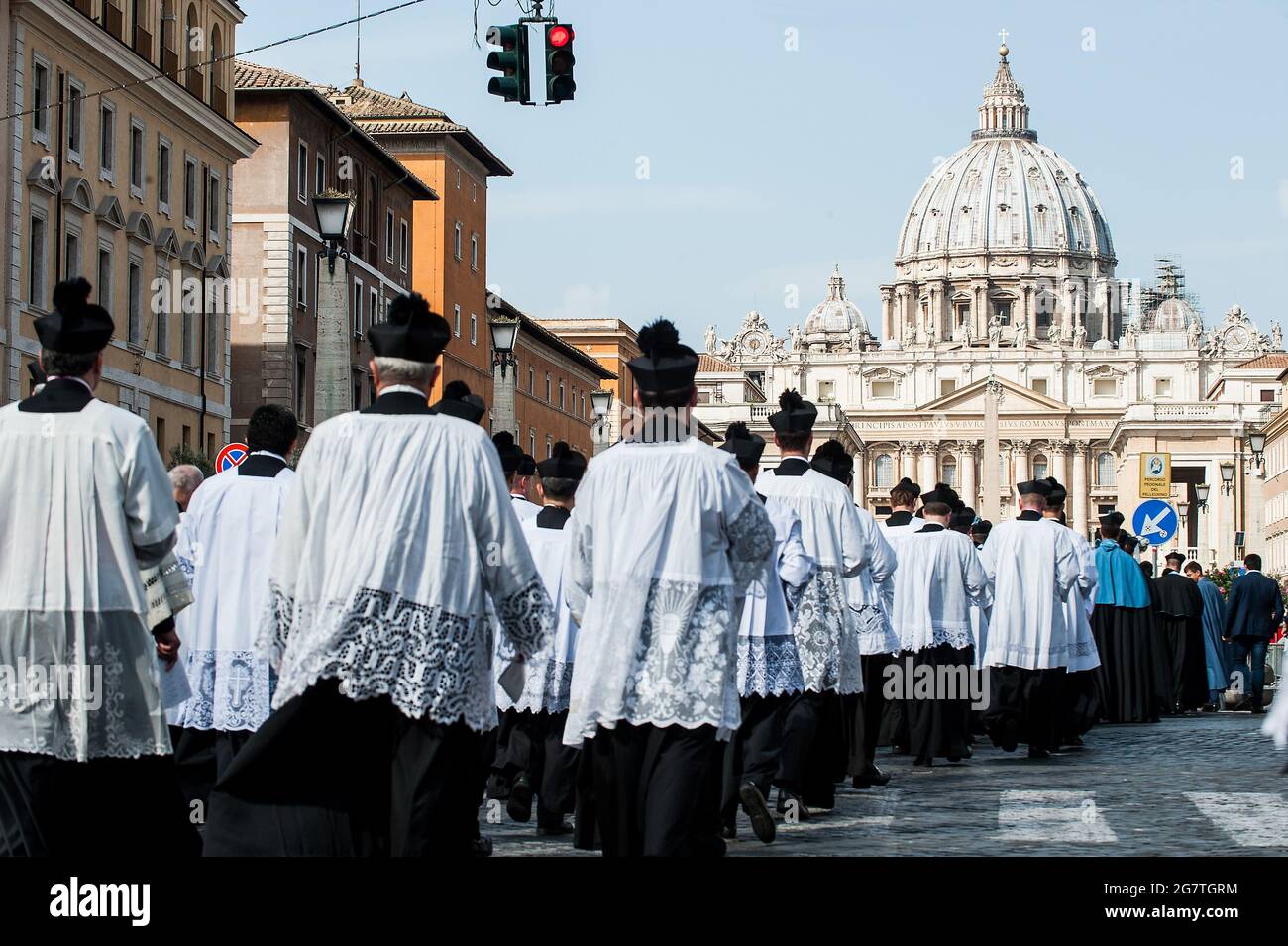 Rome, Italy. 16th Sep, 2017. September 16, 2017 : Solemn procession on the occasion of the pilgrimage for the tenth anniversary of the motu proprio of Papa Benedetto XVI 'Summorum Pontificum' from the Church of Santa Maria in Vallicella to St. Peter's Basilica in Rome. Credit: Independent Photo Agency/Alamy Live News Stock Photo