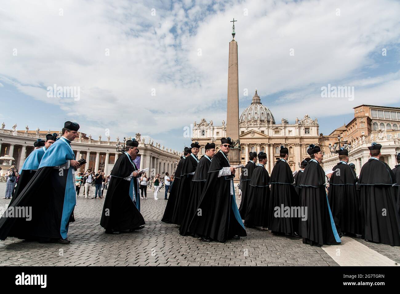 Rome, Italy. 16th Sep, 2017. September 16, 2017 : Priests pray the salm as they arrive at St. Peter's Basilica to attend at the Mass in the ancient rite in occasion of the tenth anniversary of the motu proprio of Papa Benedetto XVI 'Summorum Pontificum' at the Vatican. Credit: Independent Photo Agency/Alamy Live News Stock Photo