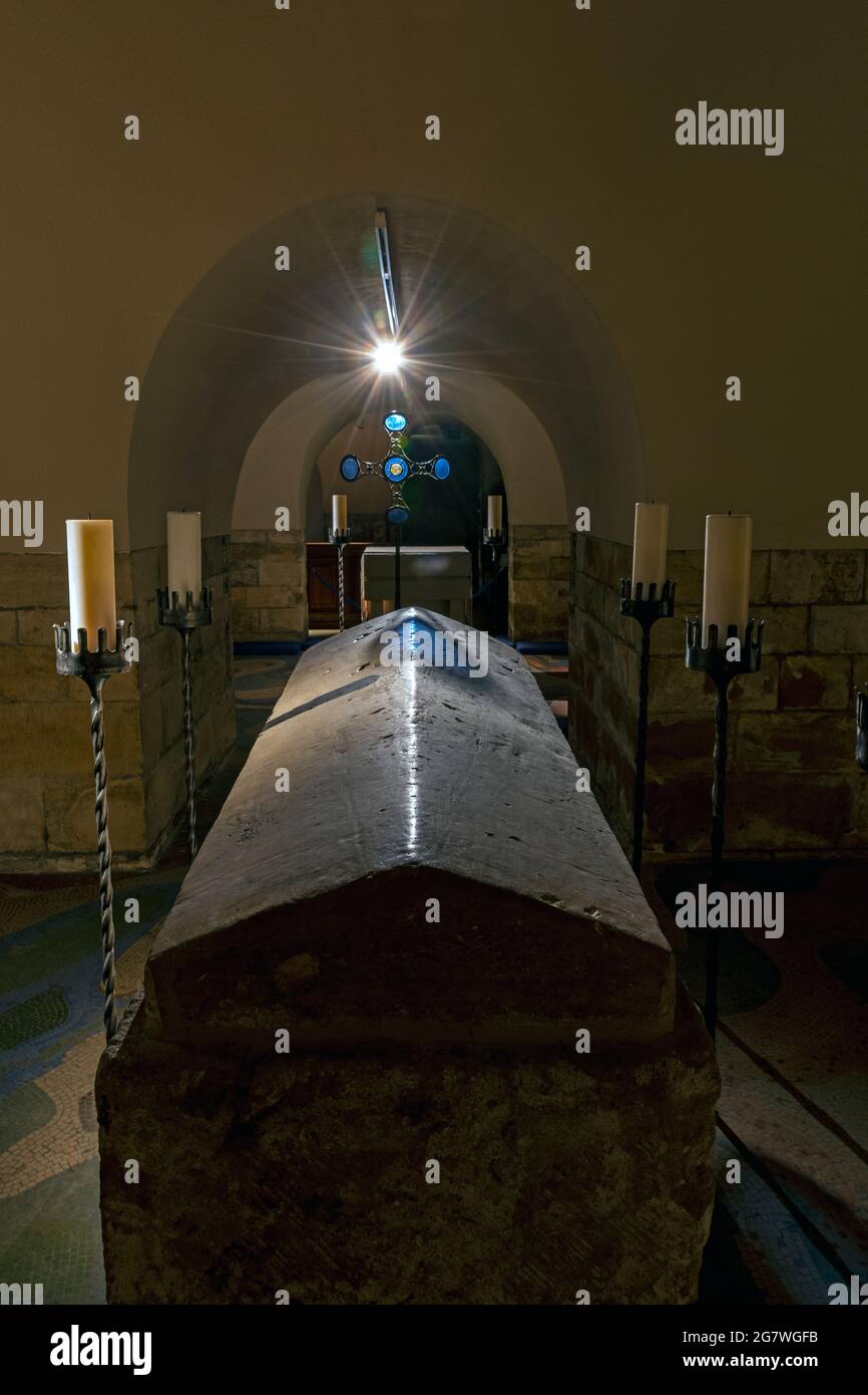 the-tomb-of-william-of-york-in-the-crypt-of-york-minster-york