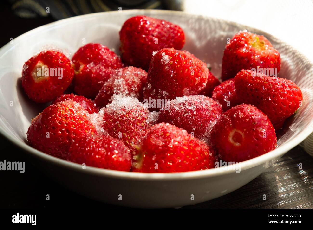 Strawberries with sugar hi-res stock photography and images - Alamy