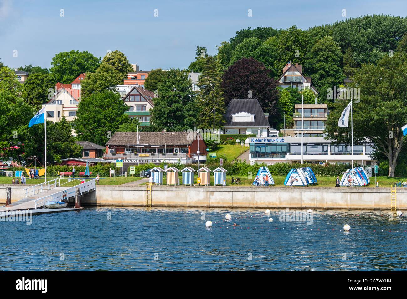 Stadtansicht Kieler Hafen mit zwei Kreuzfahrtschiffen und der Norwegenfähre der Color Line an ihren Liegeplätzen in der Innenstadt Stock Photo