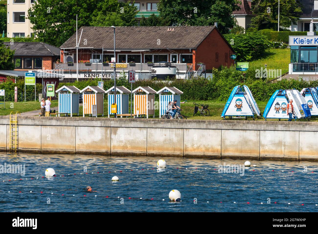 Stadtansicht Kieler Hafen mit zwei Kreuzfahrtschiffen und der Norwegenfähre der Color Line an ihren Liegeplätzen in der Innenstadt Stock Photo