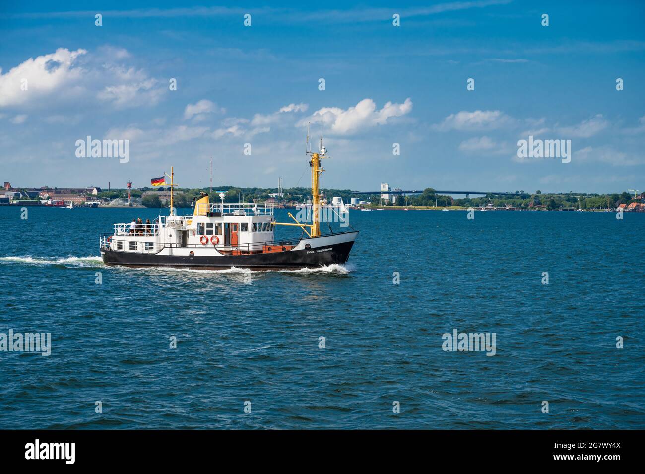 Ein Fahrgastschiff in der Kieler Förde vor der Schleuseneinfahrt in den Nord-Ostsee-Kanal Stock Photo