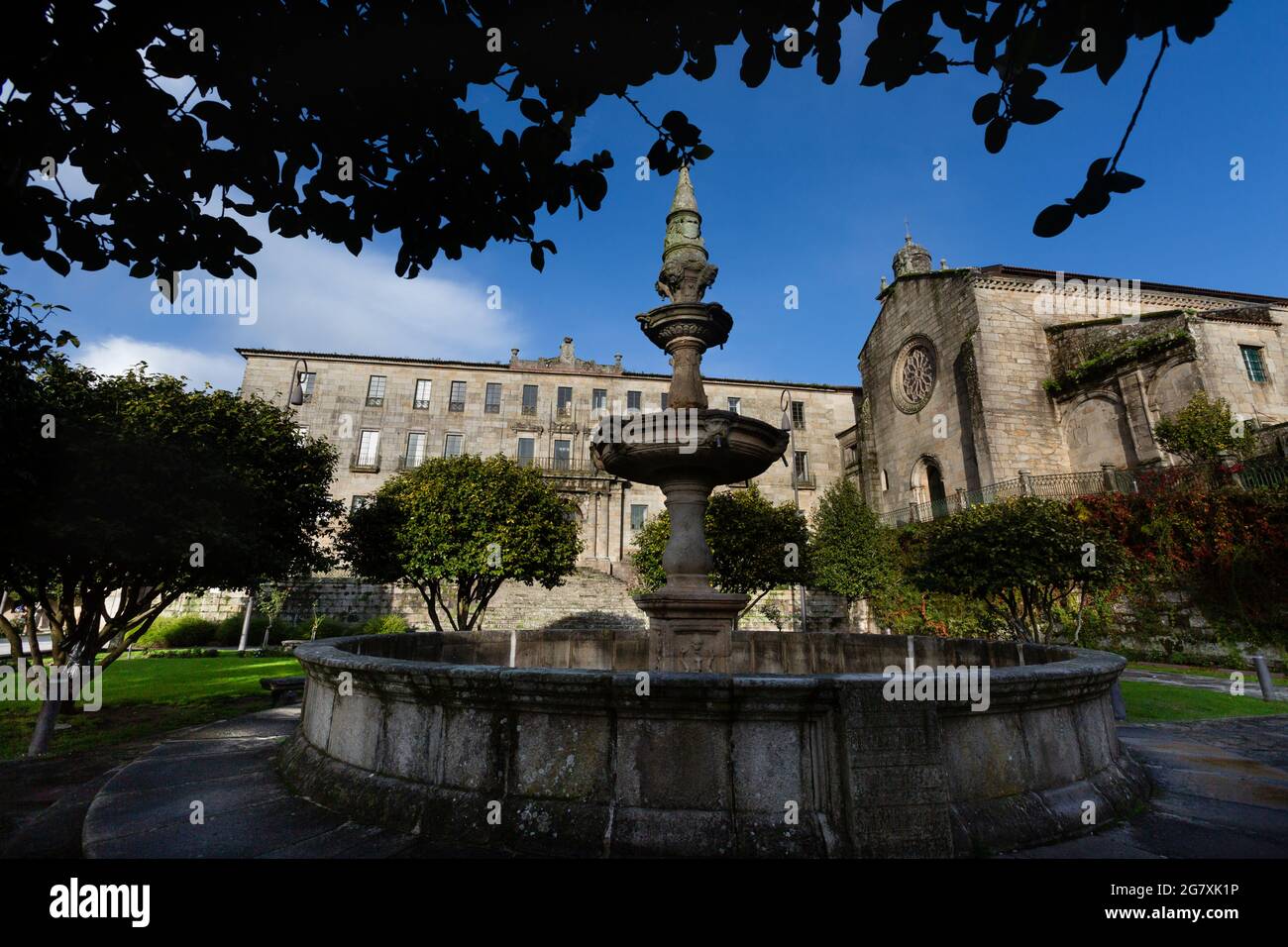Fuente de la Herrería, del Siglo XVI, situada en la Plaza de la Herrería en los jardines de Castro Sampedro. Al fondo el Convento de San Francisco. Stock Photo