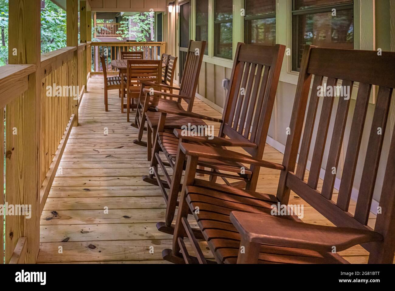 Rocking chairs and outdoor dining area on the back deck of a hillside cabin at Vogel State Park in the North Georgia Mountains near Blairsville. (USA) Stock Photo