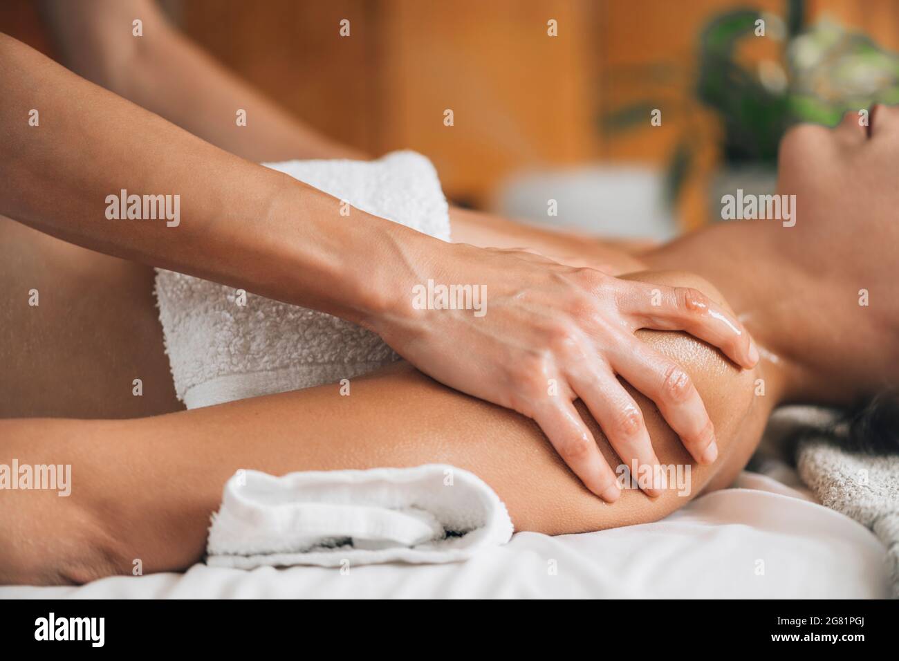Ayurveda oil massage Stock Photo Alamy