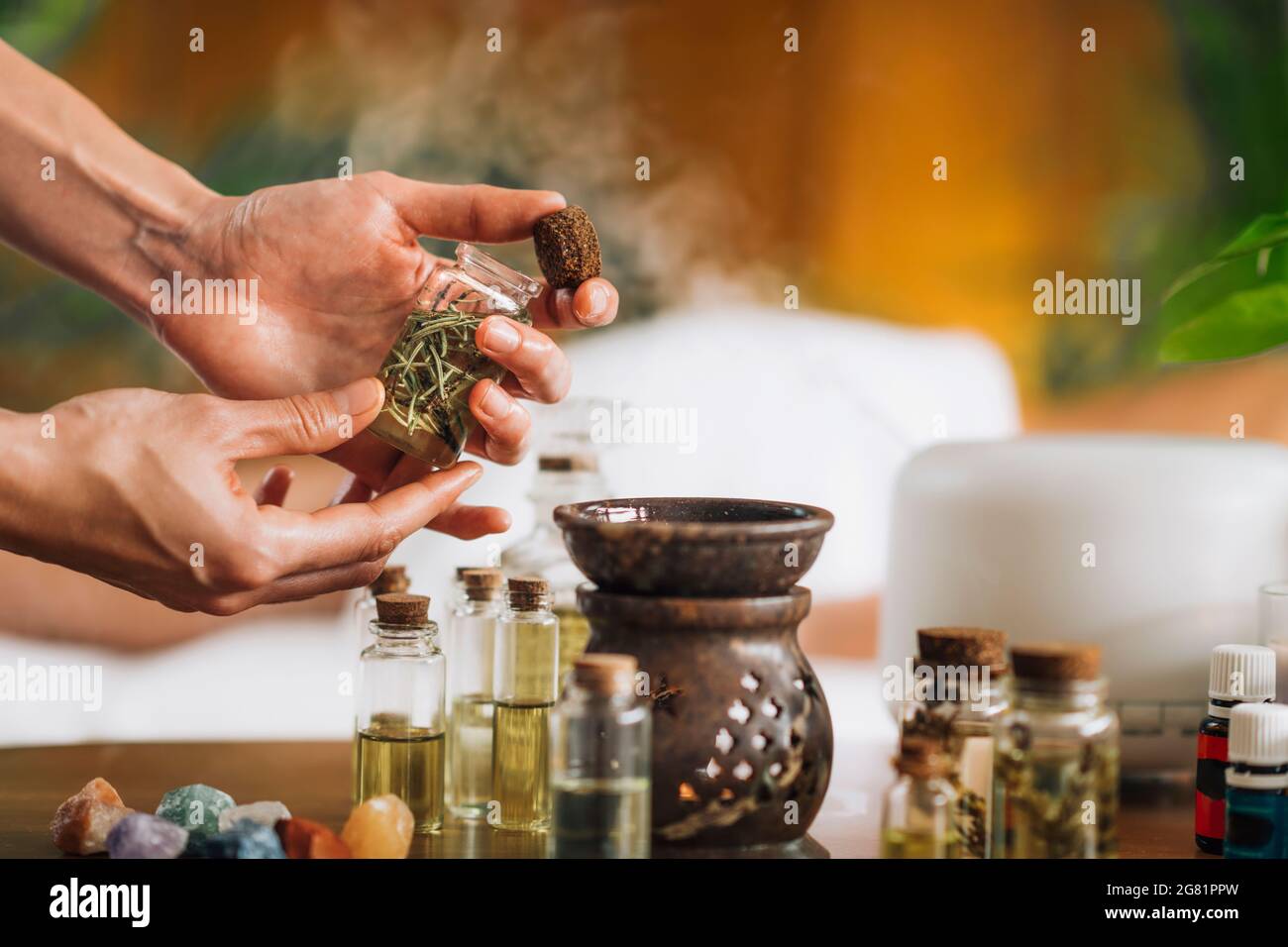 Quemadores de aceites esenciales Fotografía de stock - Alamy