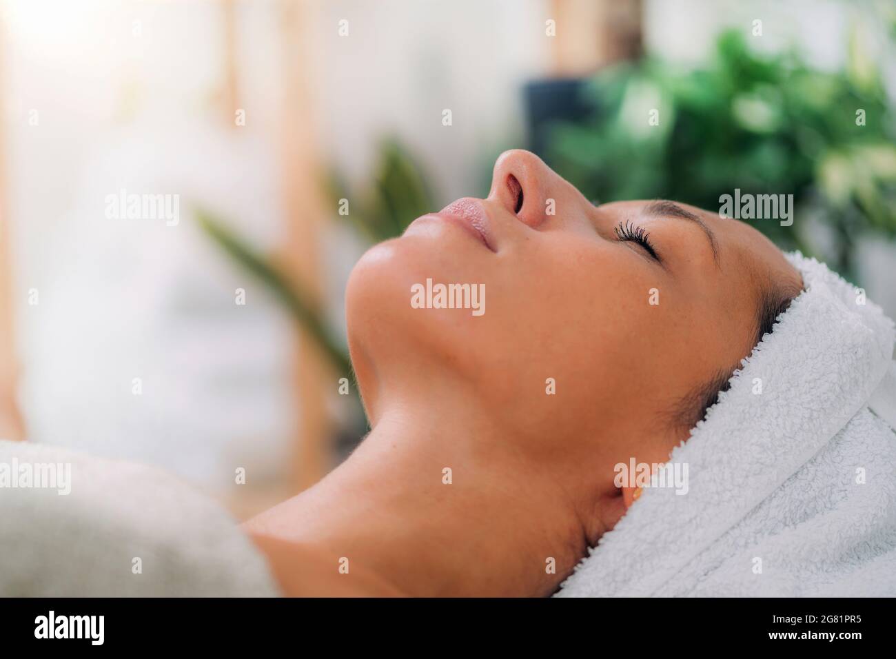Ayurveda face massage Stock Photo Alamy