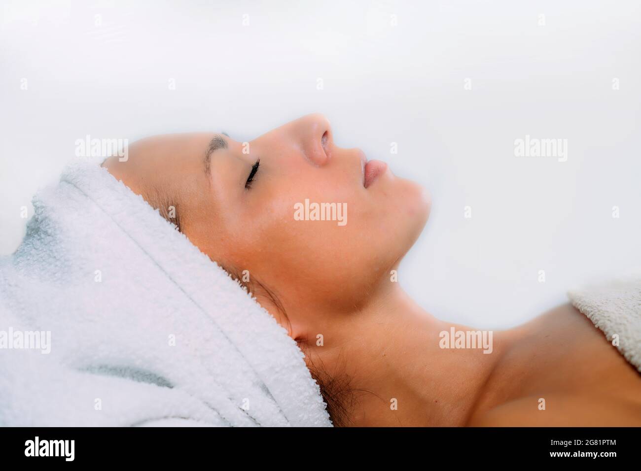 Ayurvedic facial massage Stock Photo Alamy