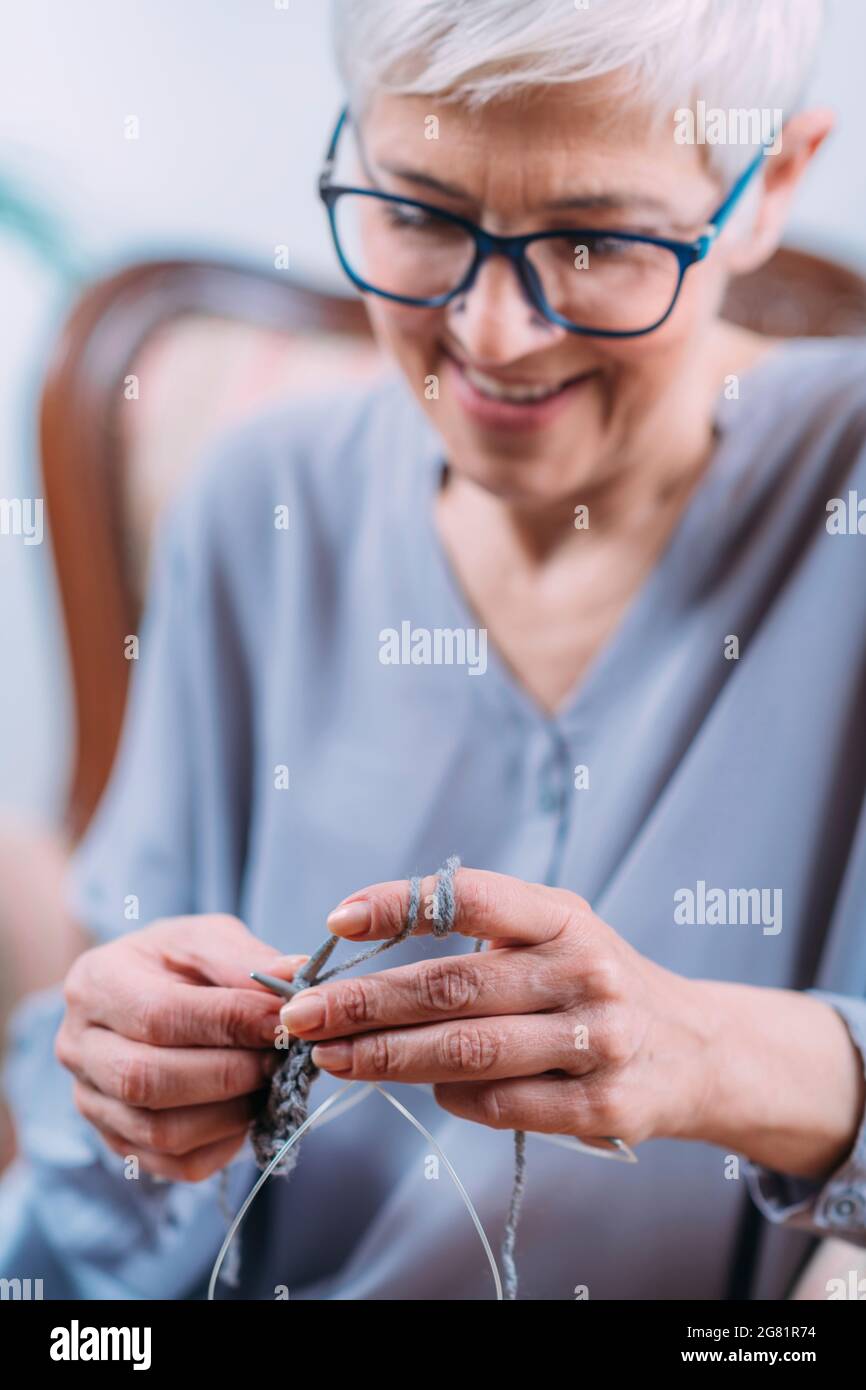 Senior woman knitting Stock Photo - Alamy