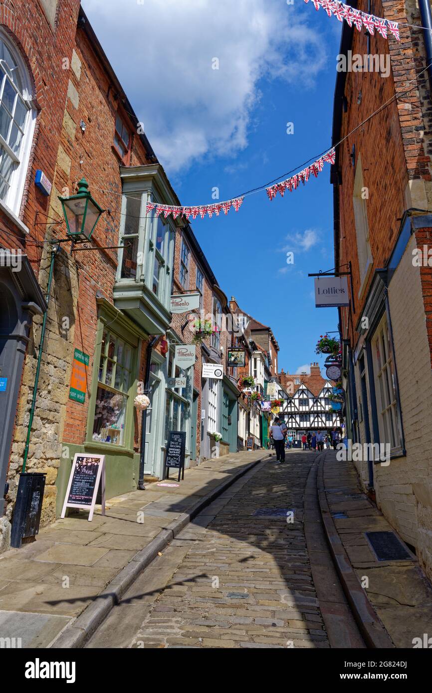 View Of Steep Hill Street And Shops In Lincoln Stock Photo Alamy view-of-steep-hill-street-and-shops-in-lincoln-stock-photo-alamy