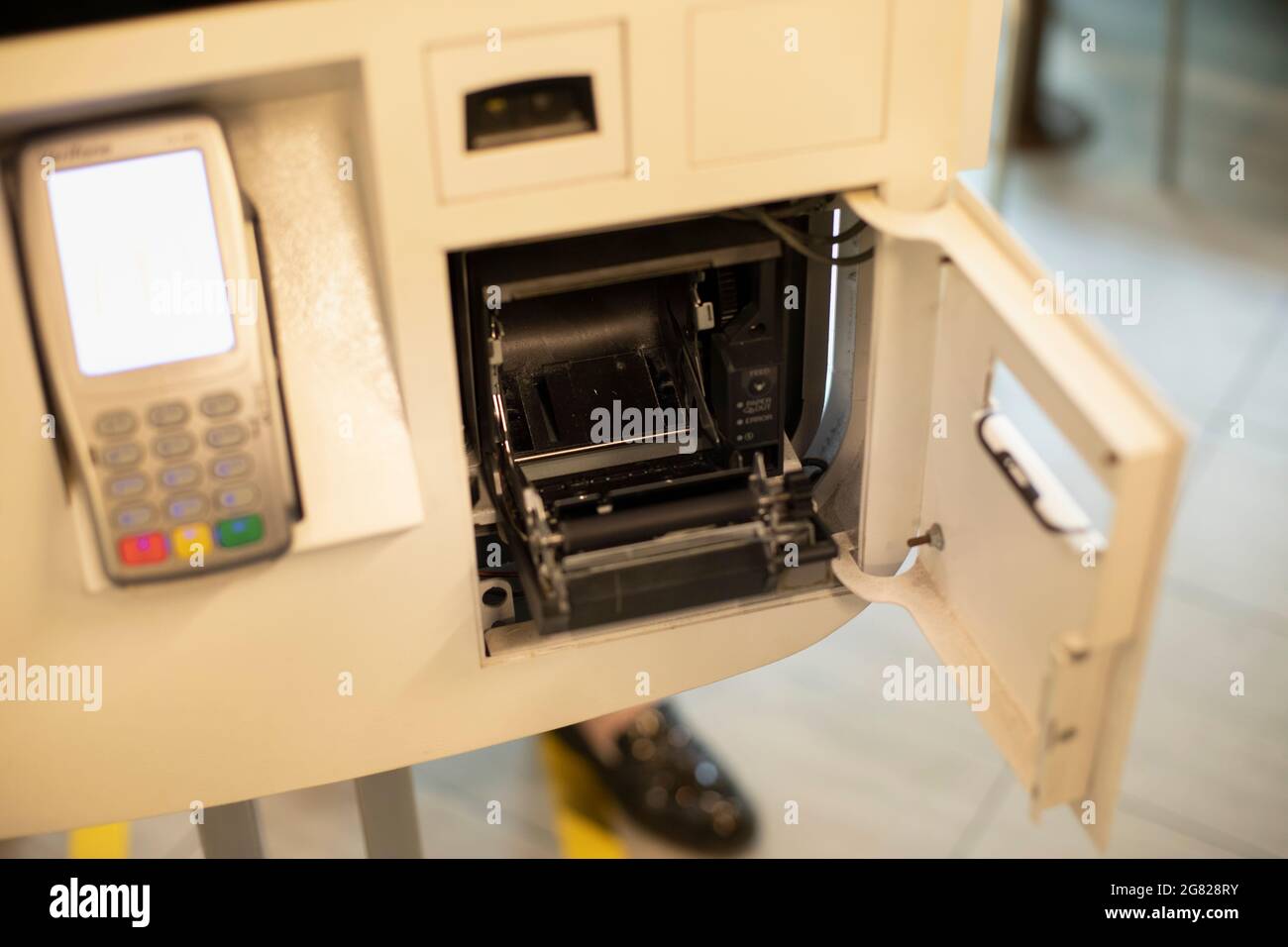 Replacement of the cash register tape. Receipt tape reader. Data