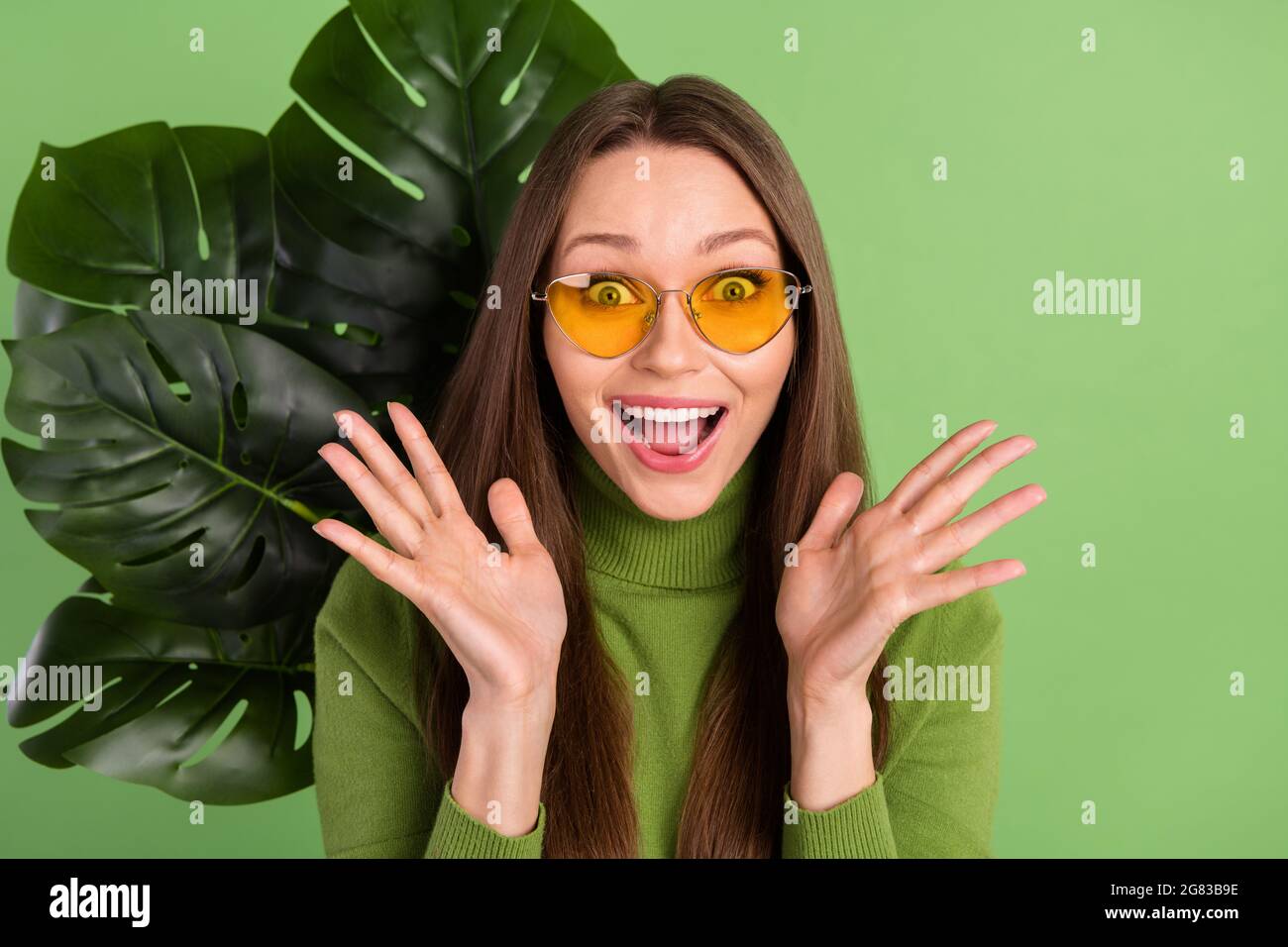 Photo portrait young girl amazed staring happy near green leaves