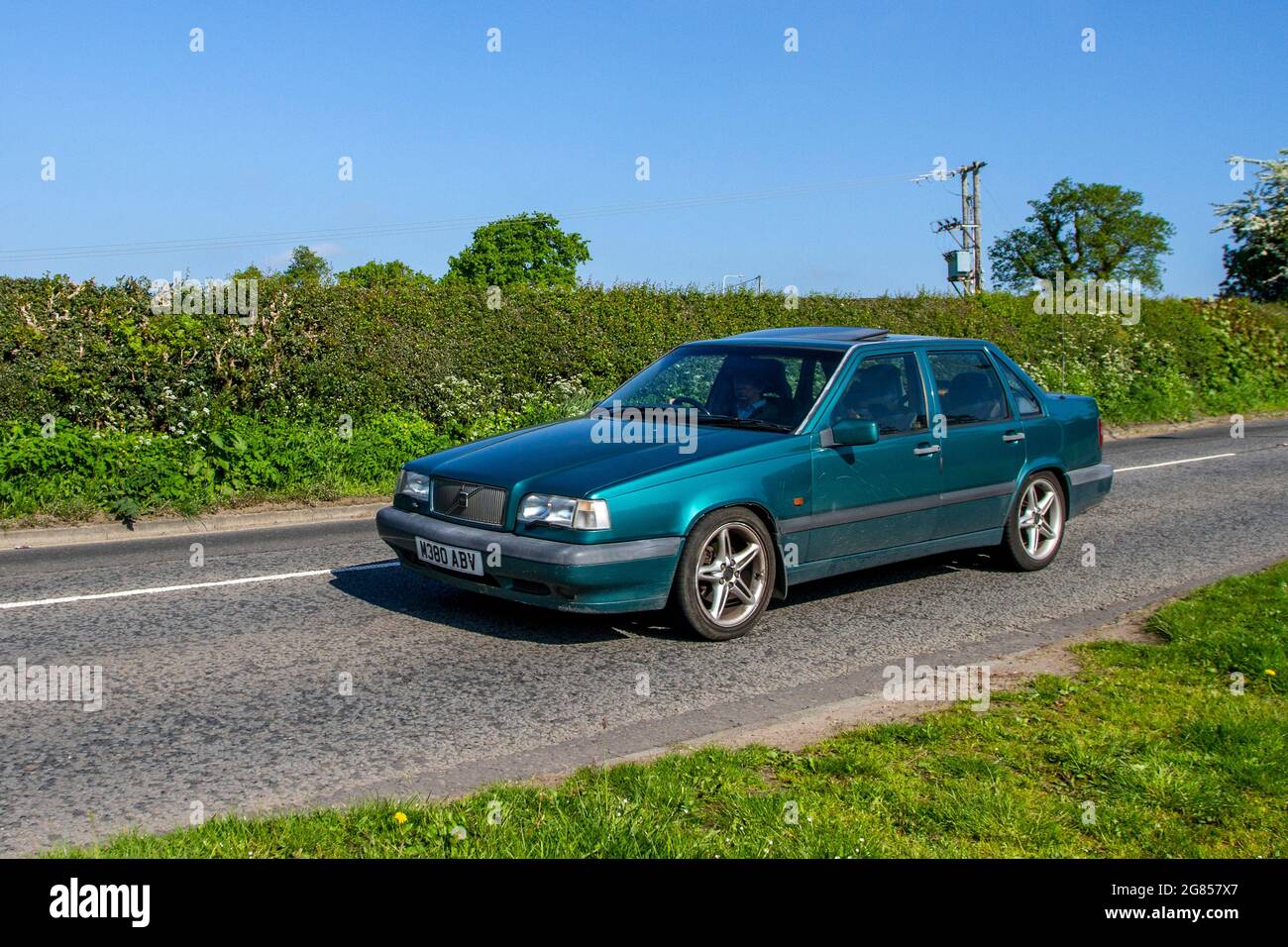 1995 90s green Volvo 850 Glt petrol saloon 2435 saloon 4dr en-route to Capesthorne Hall classic May car show, Cheshire, UK Stock Photo