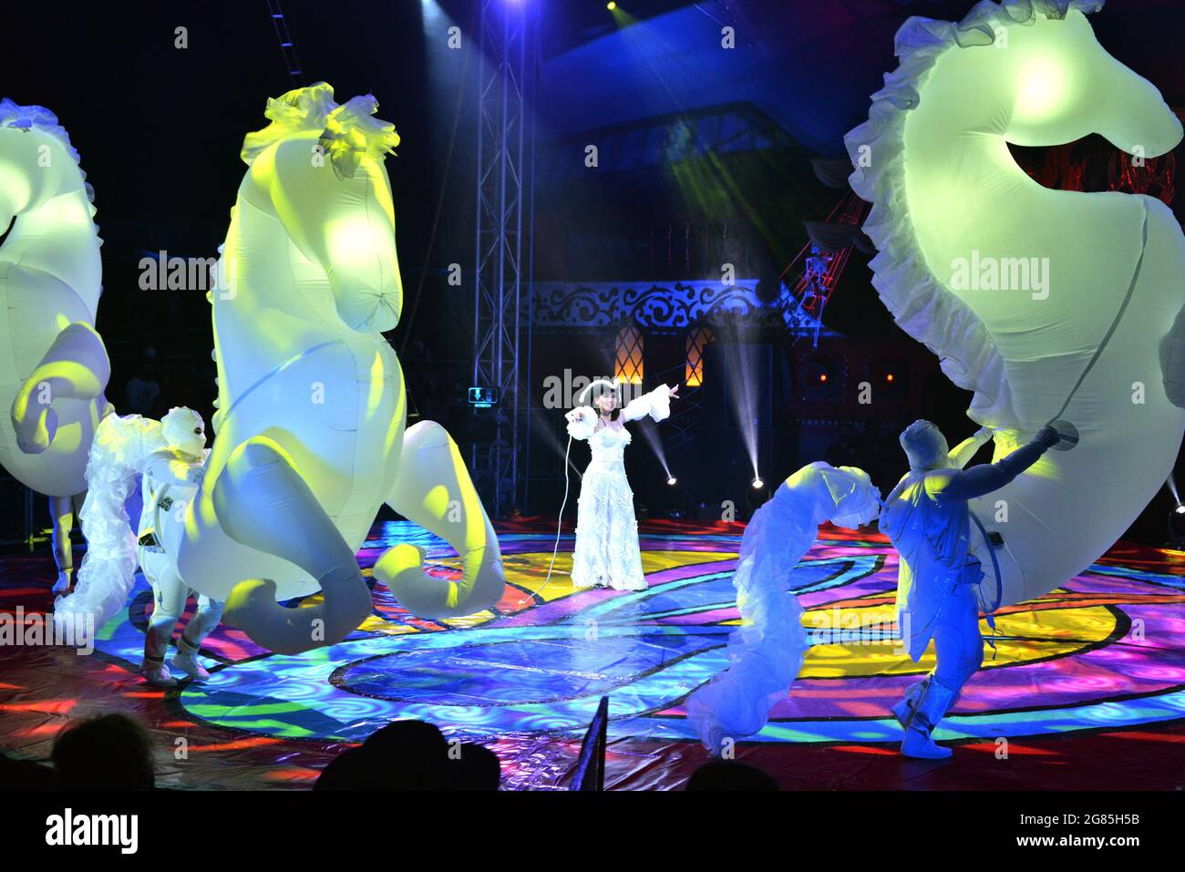 Mexico City, Mexico, July 16, 2021: A woman  performs   during the show Bardum of the  Circus Atayde Hermanos  after several months to being closed due Covid-19 pandemic at Carpa Astros. Credit: Carlos Tischler/Eyepix Group/Alamy Live News Stock Photo