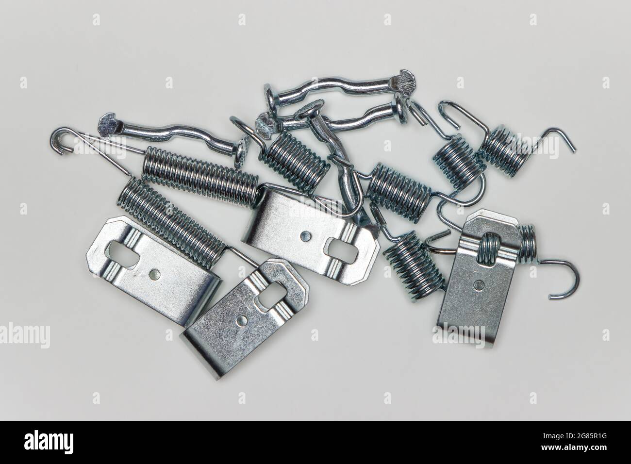 Repair kit for brakes, in a pile of several metal springs, fingers