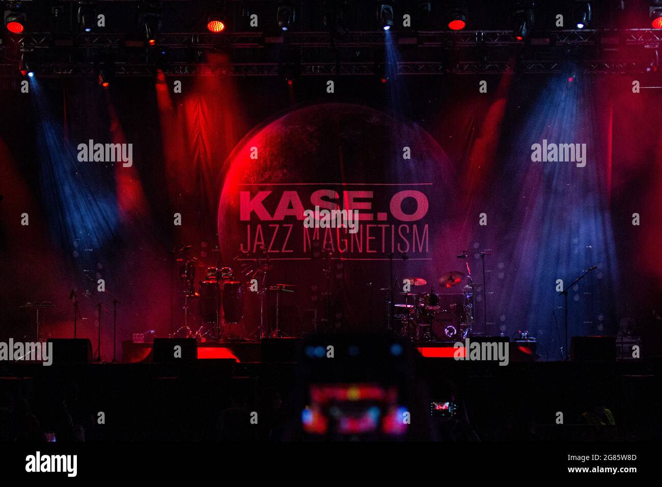 BARCELONA, ESPAÑA – JULIO 8. Escenario de Kase.O Jazz Magnetism durante su presentación en el Escenario Estrella Damm del Festival Cruïlla Stock Photo