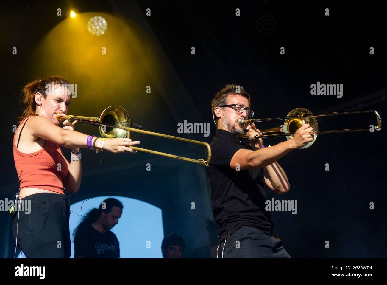 BARCELONA, ESPAÑA – JULIO 9. Marina y  Xavier Ciurans de Gertrudis con trompeta en concierto en el Escenario Time Out del Festival Cruïlla 2021 Stock Photo